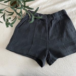 Madewell Lightspun Shorts on Black Coal